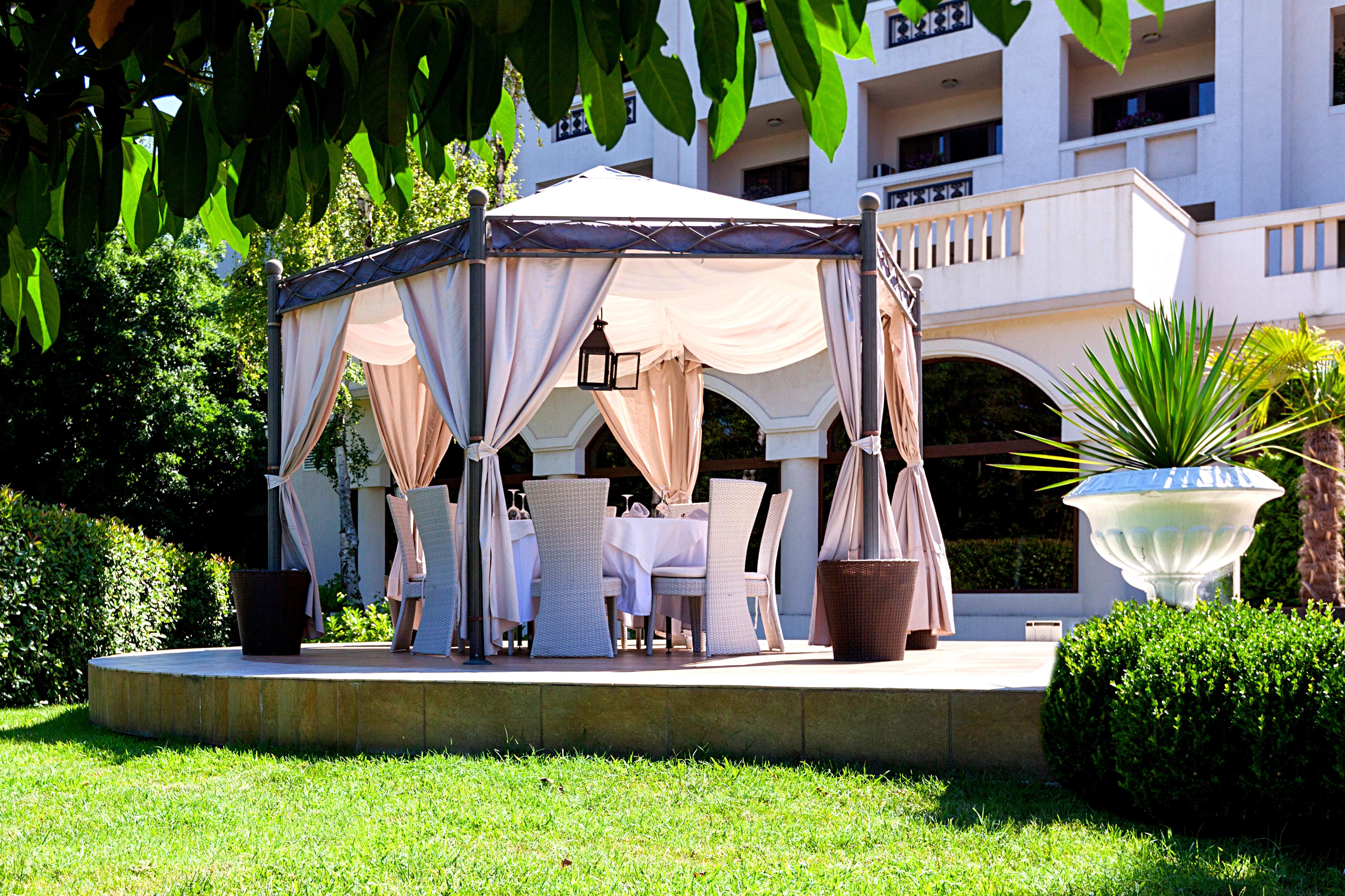 Primoretz Grand Hotel & Spa Burgas Bagian luar foto Pergola in the garden of a hotel