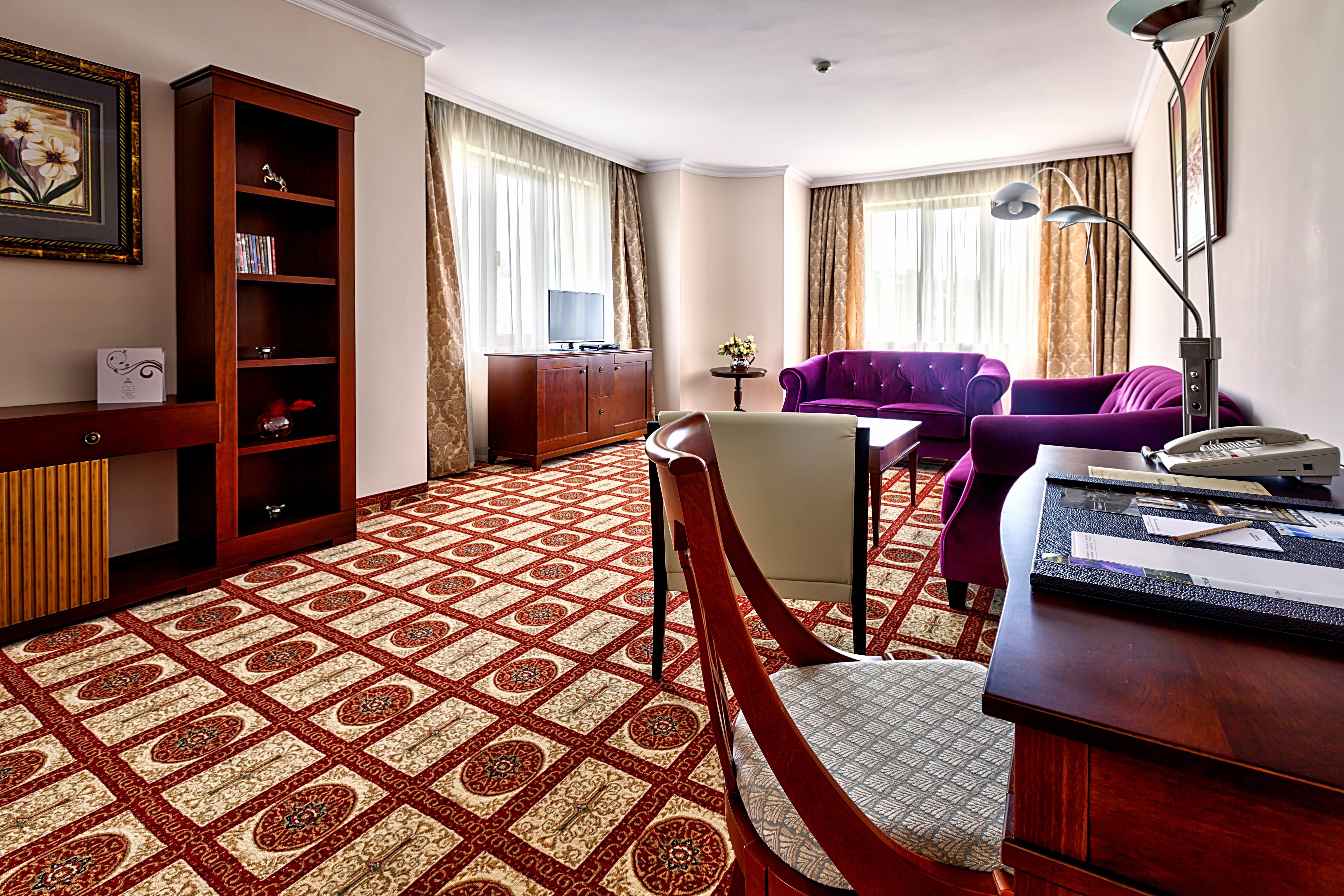 Primoretz Grand Hotel & Spa Burgas Bagian luar foto A suite at the Radisson Blu Royal