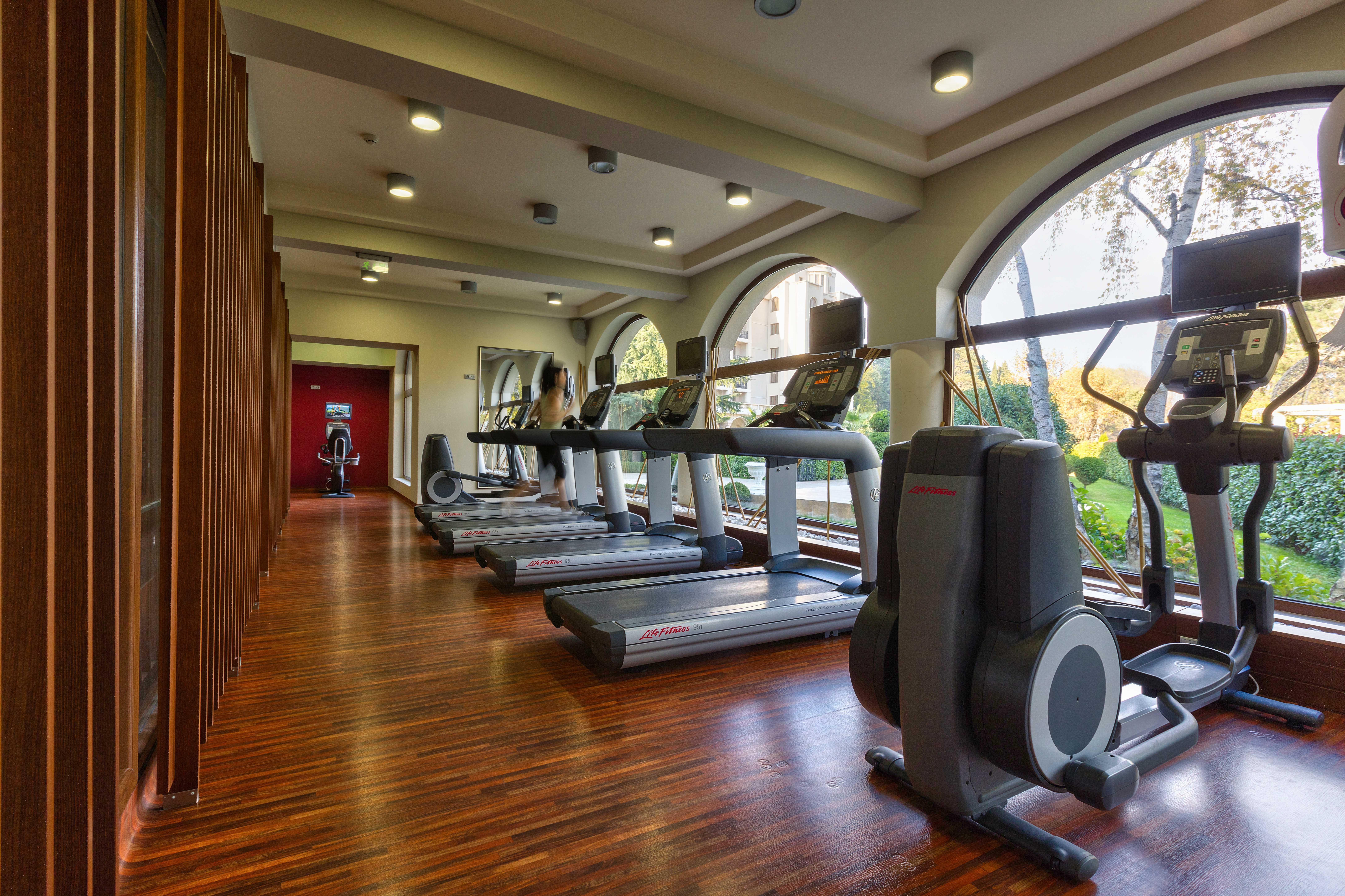 Primoretz Grand Hotel & Spa Burgas Bagian luar foto The gym at the hotel