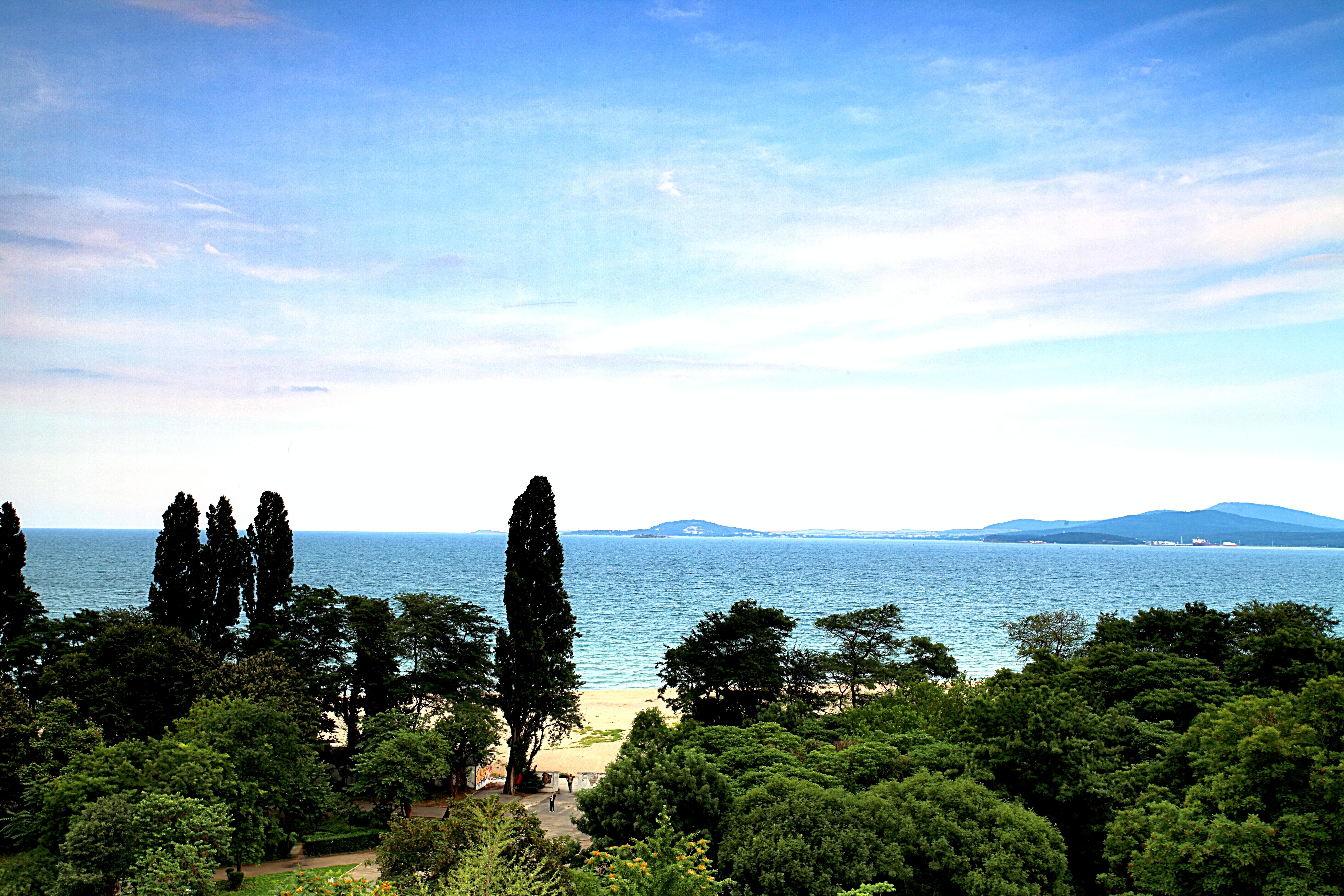 Primoretz Grand Hotel & Spa Burgas Bagian luar foto View of the Gulf of Poetto from the park