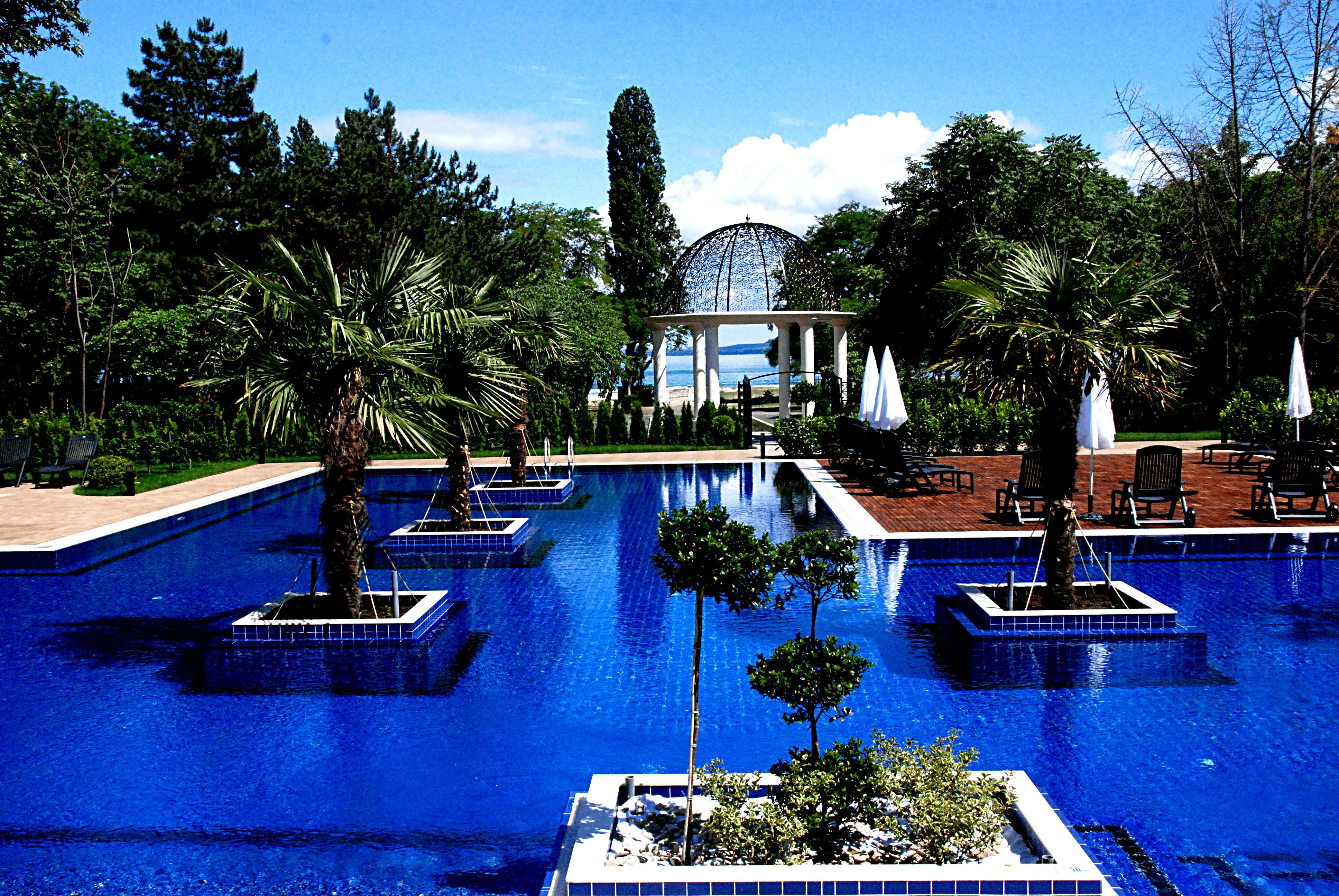 Primoretz Grand Hotel & Spa Burgas Bagian luar foto The gardens of the hotel