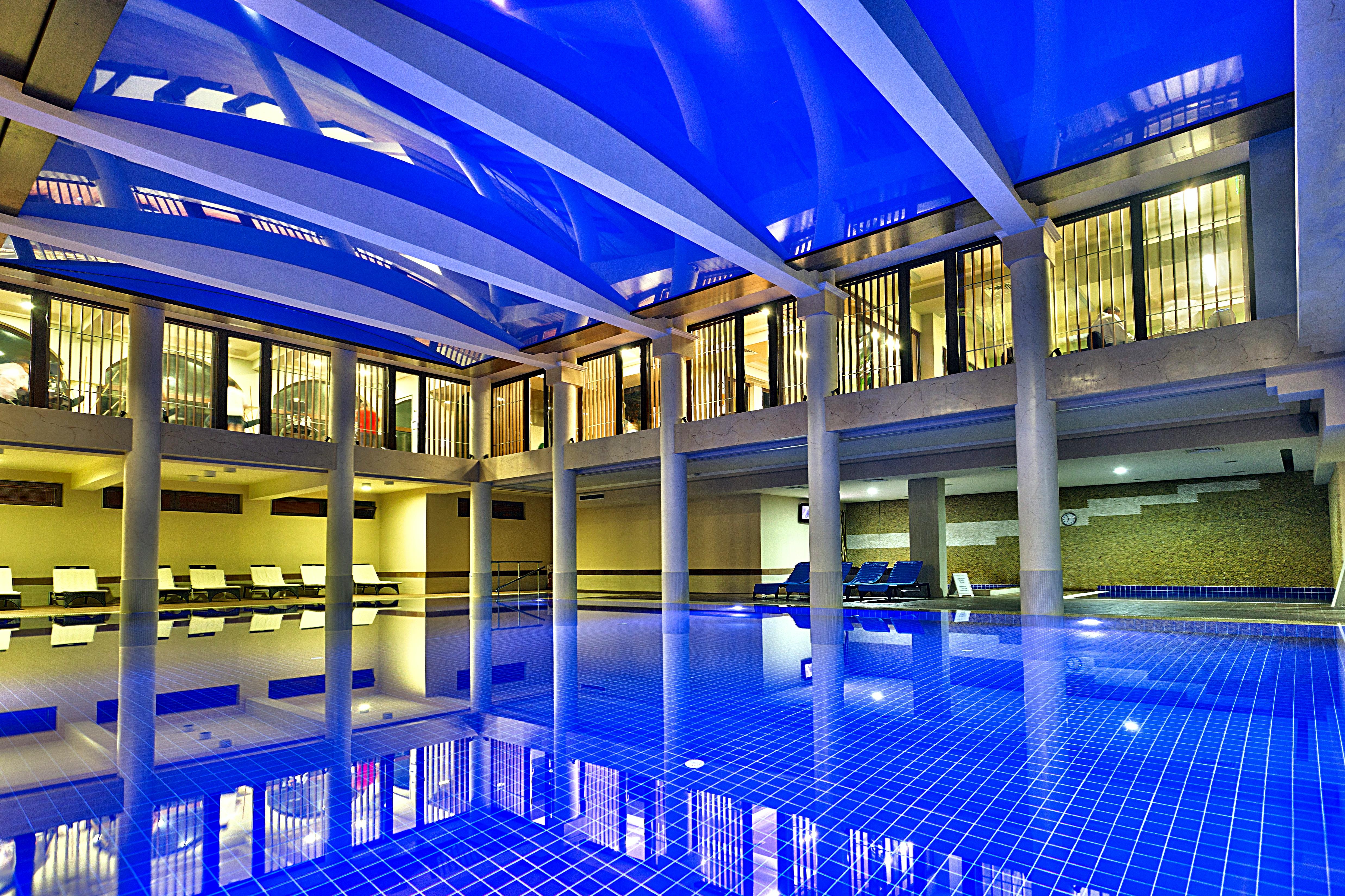 Primoretz Grand Hotel & Spa Burgas Bagian luar foto The swimming pool at the Royal Commonwealth Pool