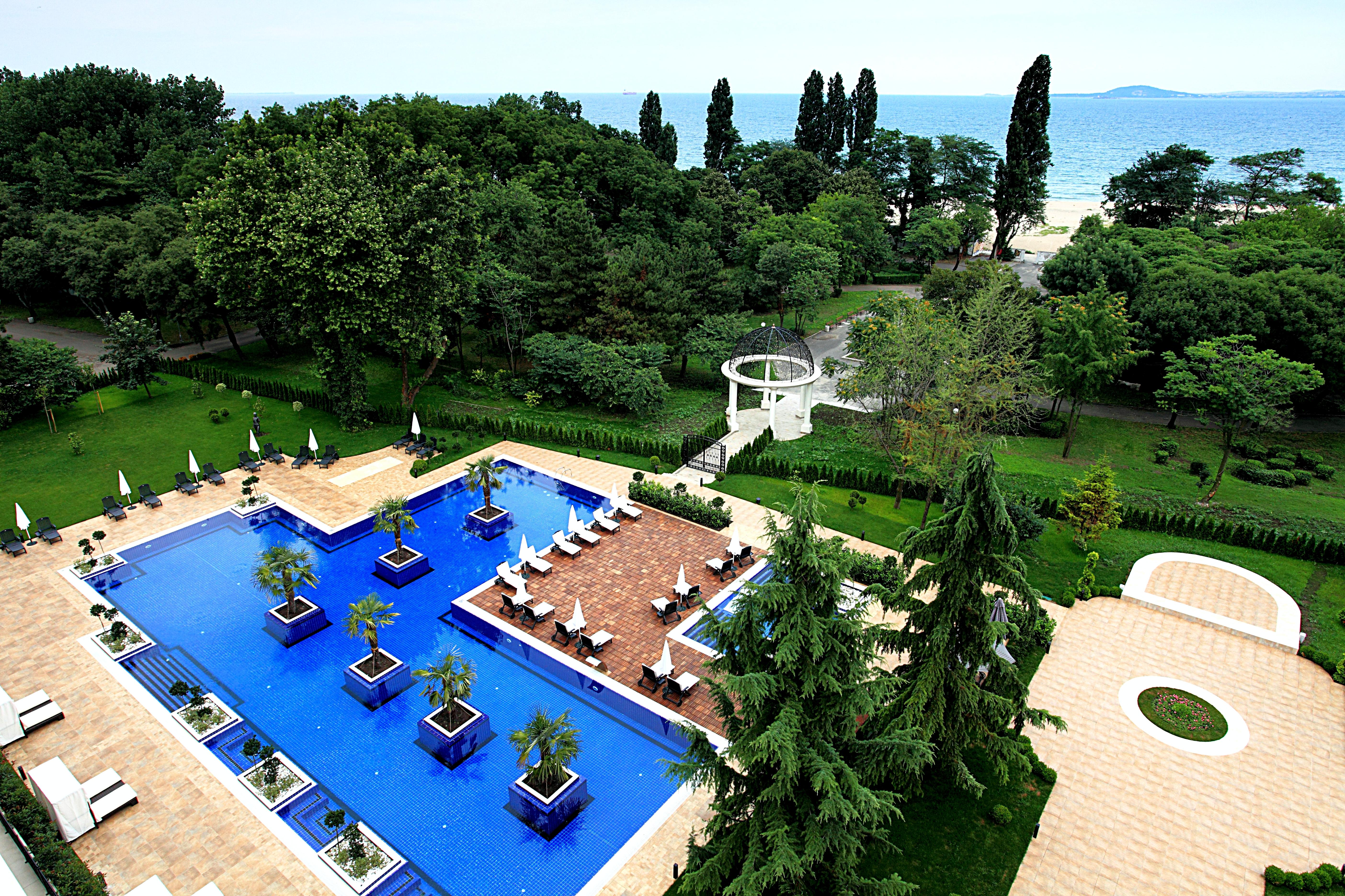 Primoretz Grand Hotel & Spa Burgas Bagian luar foto The swimming pool at the hotel